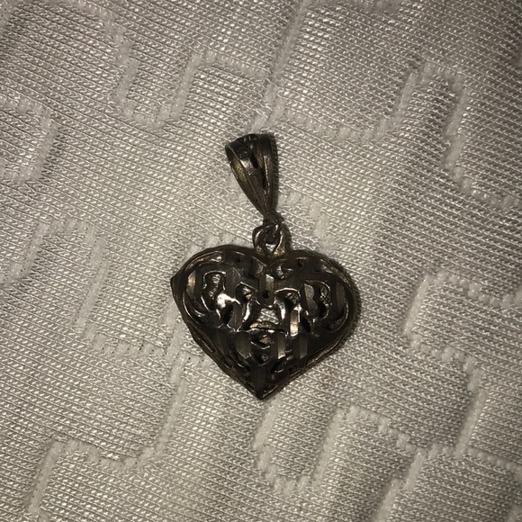 Beautiful vintage sterling silver heart charm - Picture 1 of 2